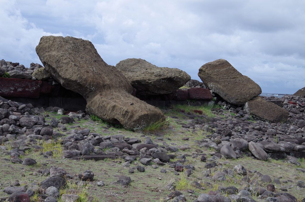 fallen_moai.jpg